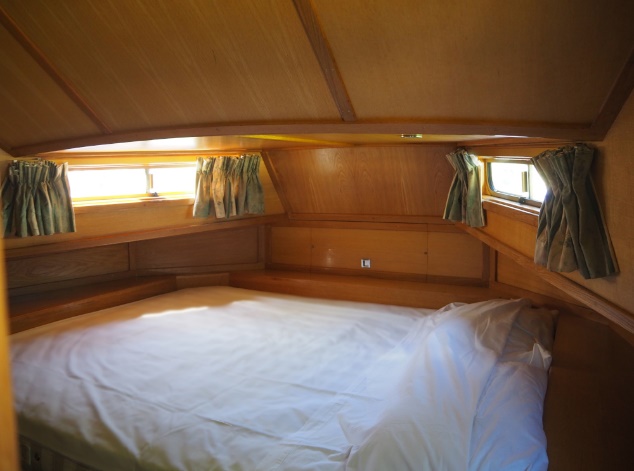 Bordeaux: Bow Double Bed